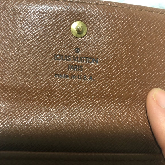 LOUIS VUITTON
1999 Monogram Pattern Bifold Wallet - Picture 5 of 7